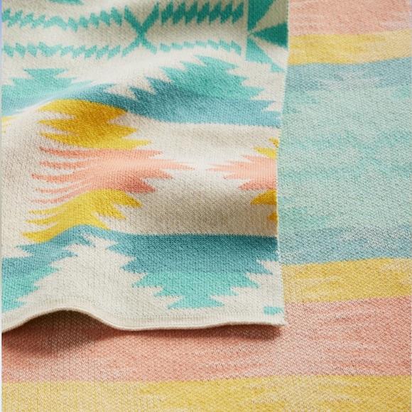 Pendleton Knit Sherpa Blanket and Hat Set - Picture 4 of 5